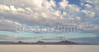在邦尼维尔盐滩的山上形成了晨云
